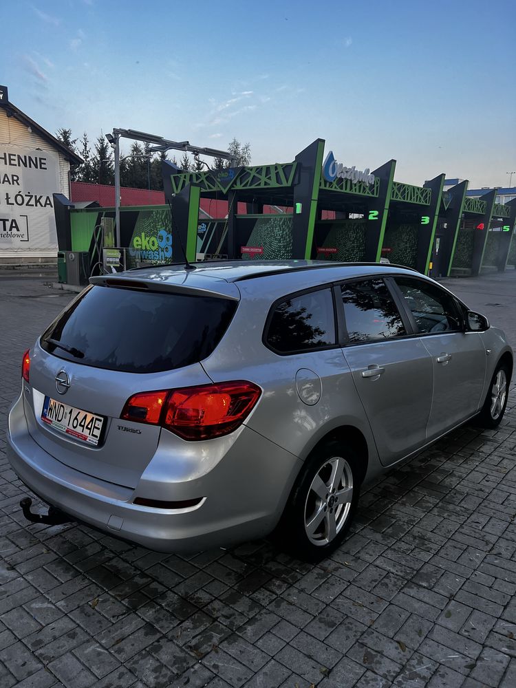 Opel Astra J 1.4t kombi