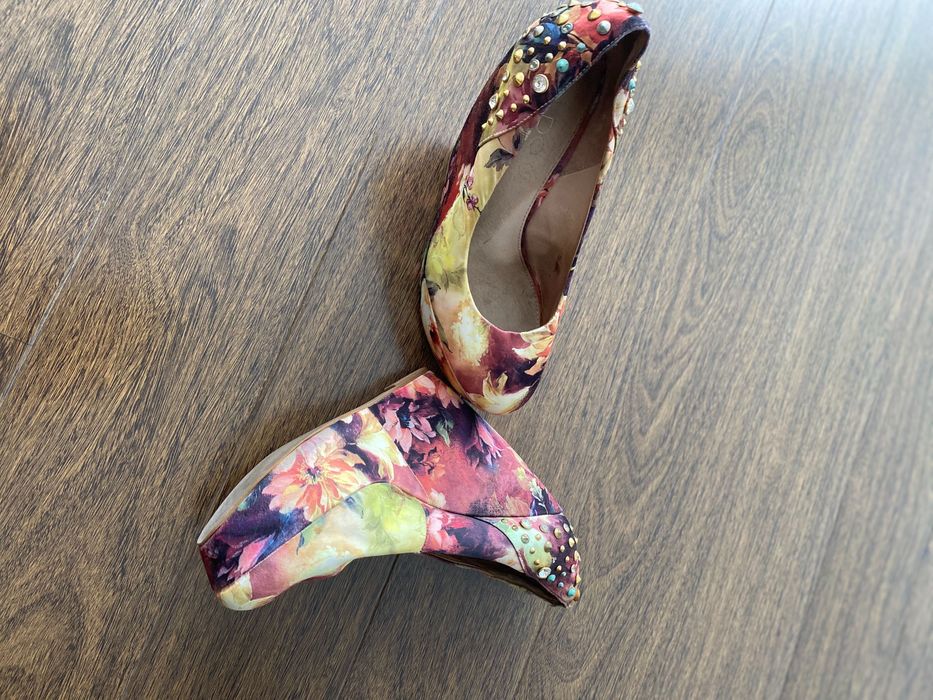 Sapato florido de cunha.