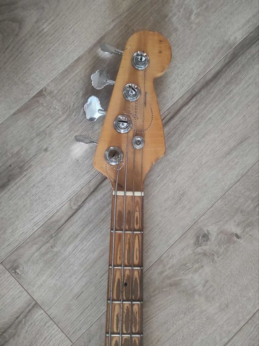 Бас-гітара в стилі Fender Precision Bass
