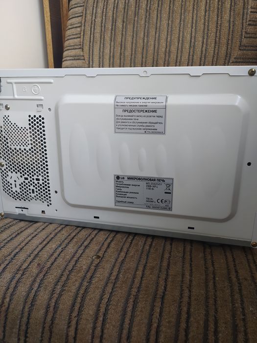 Мікрохвильова піч LG в робочому стані