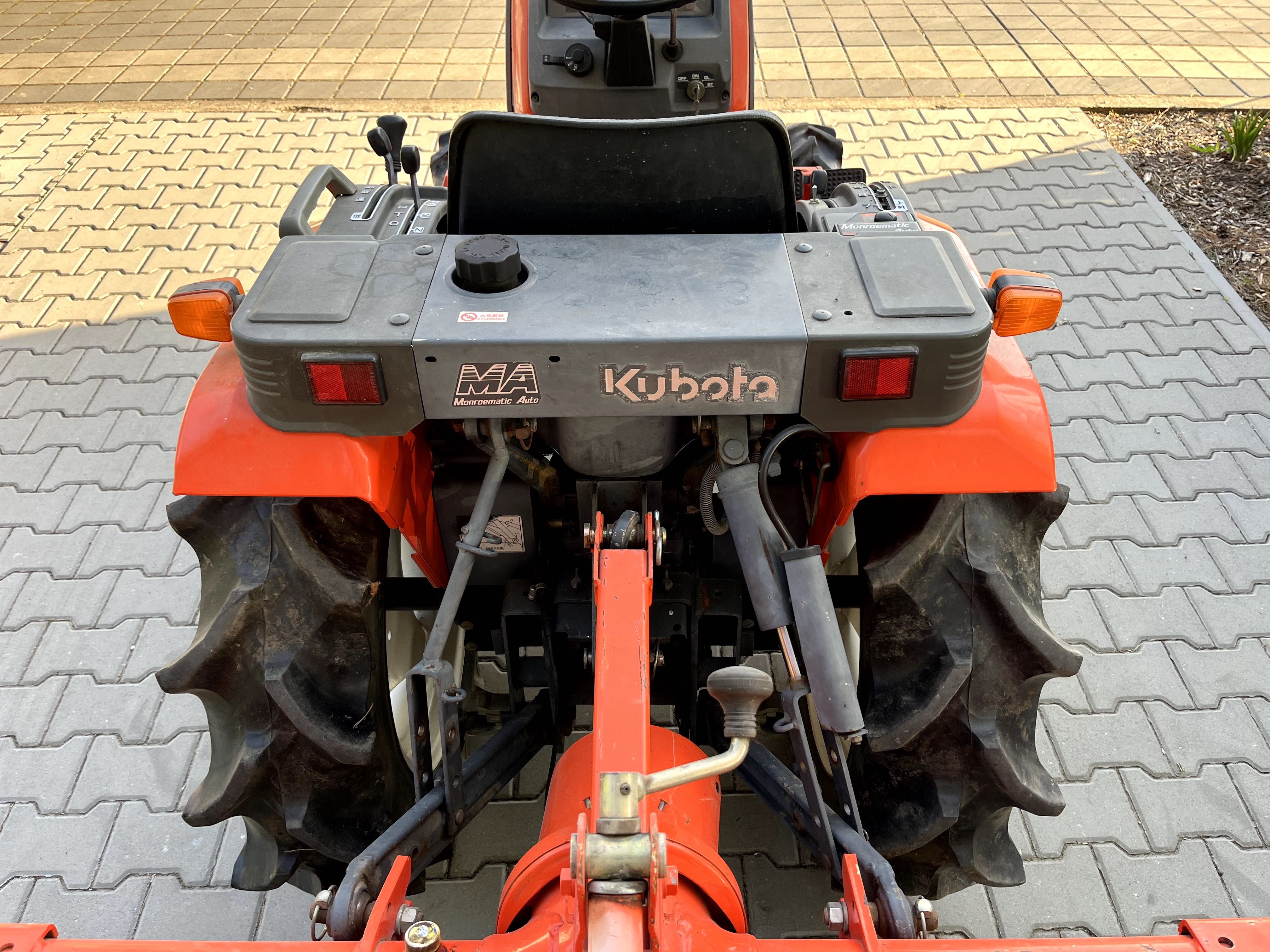 Traktorek Kubota Aste A17 4x4