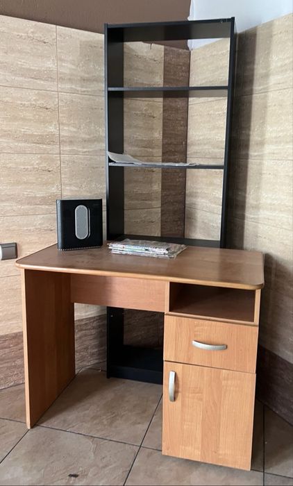 Biuro, regały, lustra, stolik