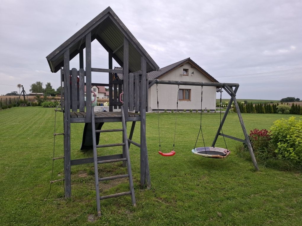 Domek dla dziecka, huśtawki i zjeżdżalnia