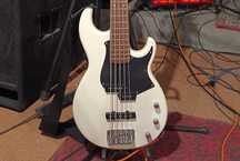Бас-гітара YAMAHA BB235 (Vintage White) (5 струн)