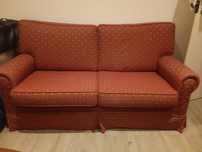 Par de sofás iguais, um deles tem cama
