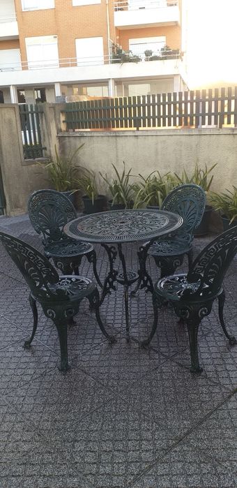 Mesa e 4 cadeiras de jardim em alumínio
