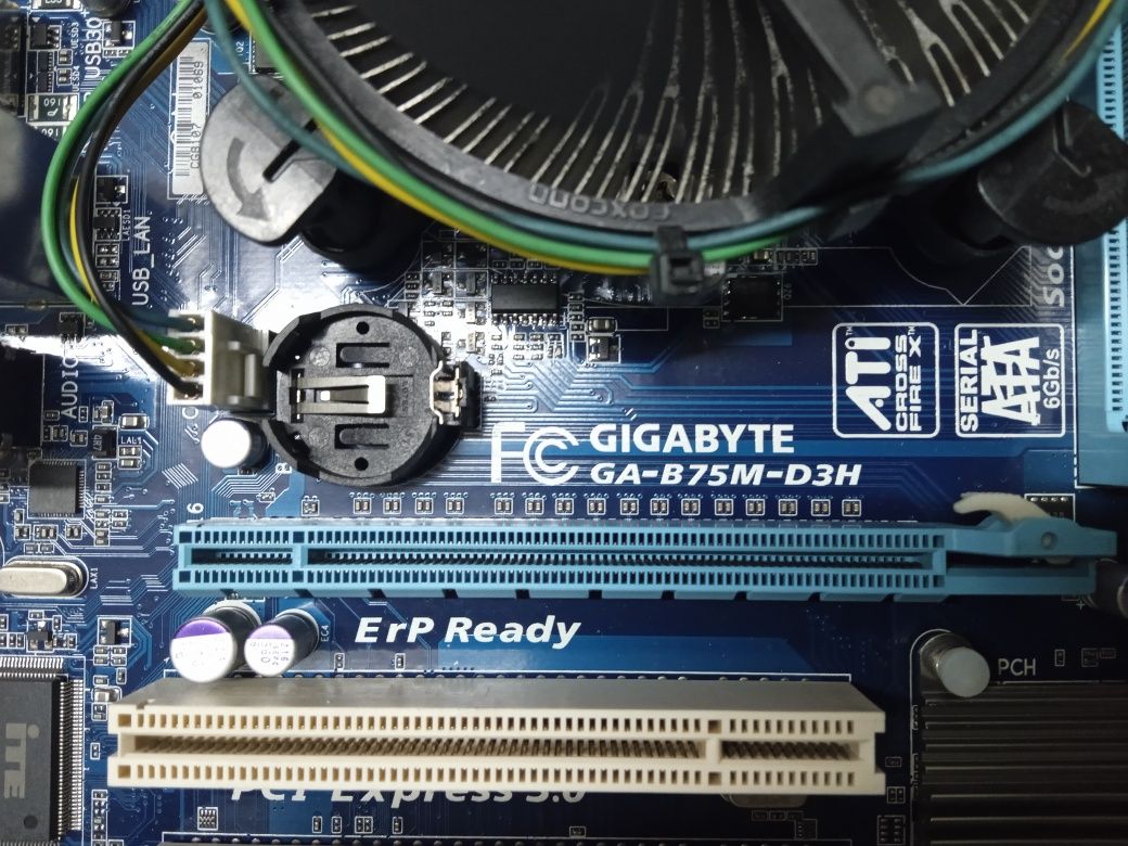 Bundle Gigabyte GA B75M D3H i3 3220 2x4 GB ram Kingston DDR3