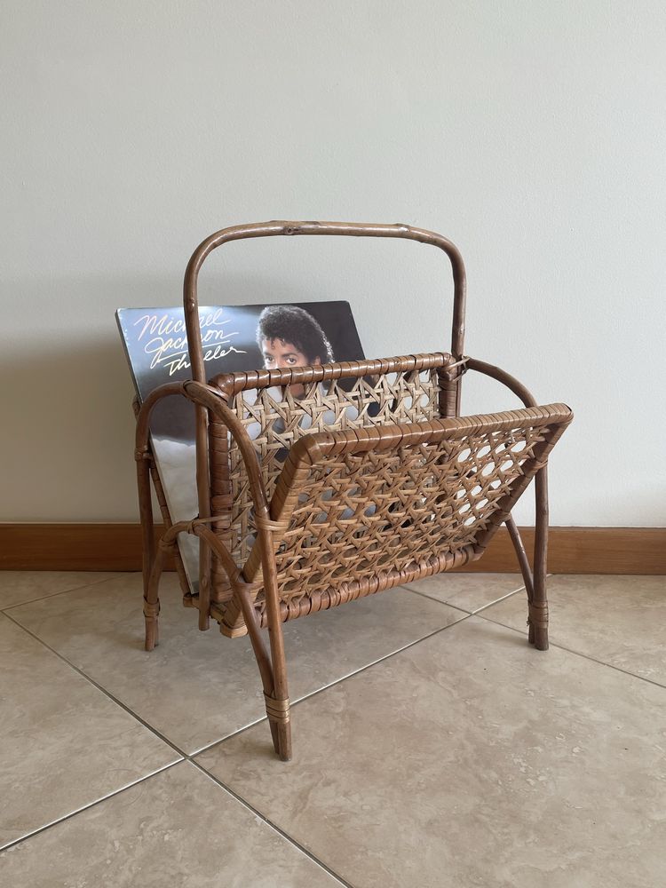 Porta revistas em verga/rattan