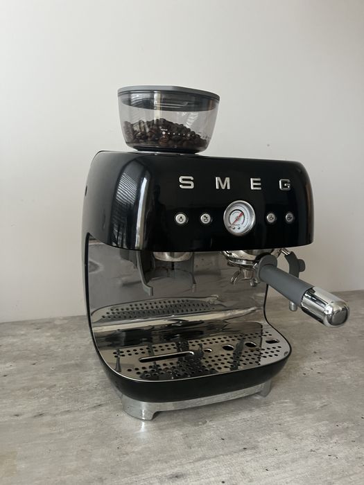 Expres ciśnieniowy Smeg z wbudowanym mlynkiem GWARANCJA