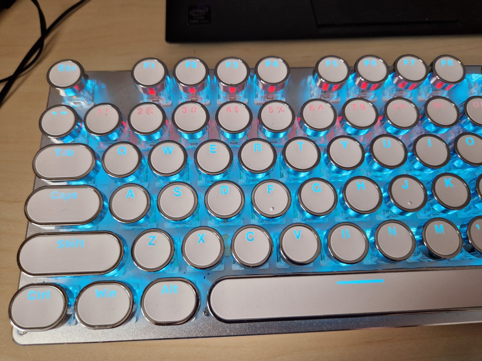 Klawiatura mechaniczna retro na kablu podświetlana