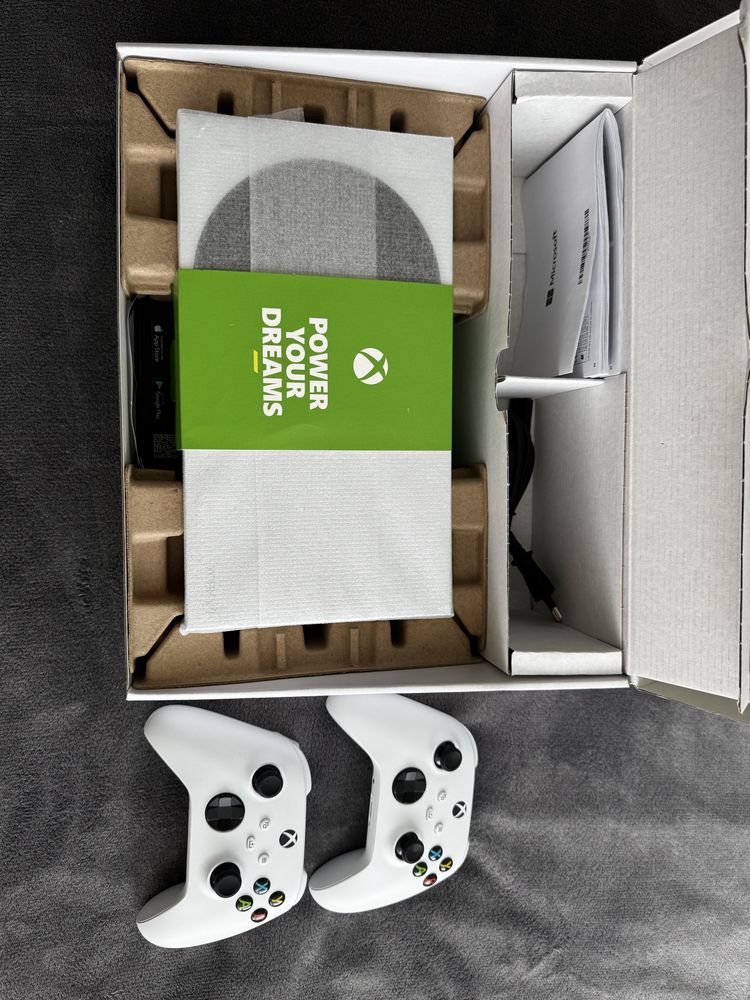 Xbox Series S з двома геймпадами