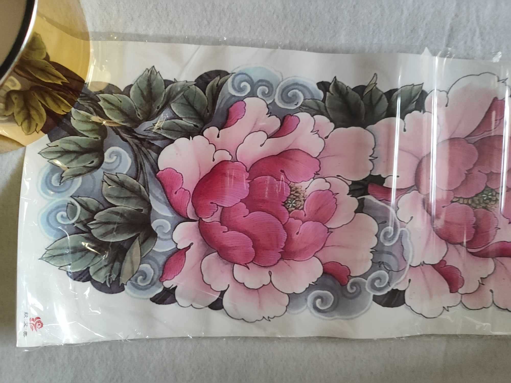 Kolorowy tymczasowy tatuaż z motywem róż