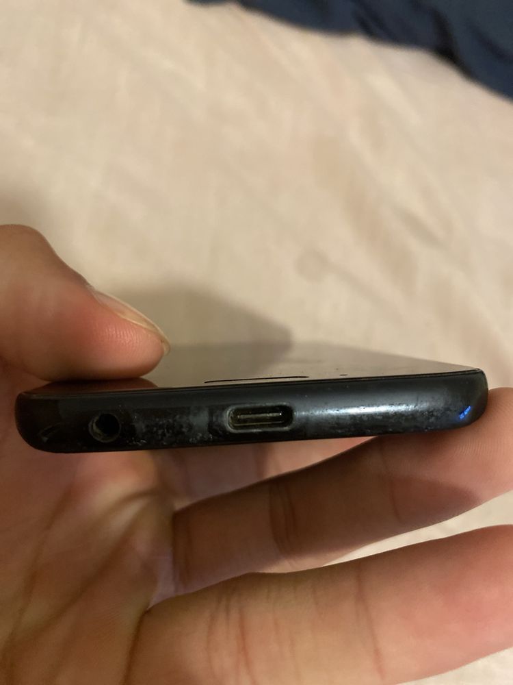 Motorola Moto g6 com parte de trás quebrada