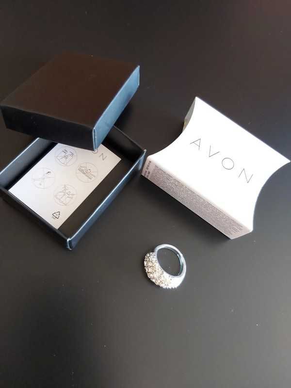 Posrebrzany pierścionek AVON z imitacją cyrkonii