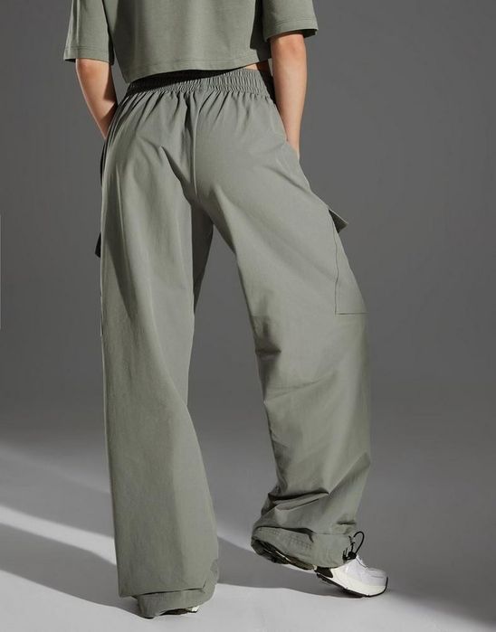 Трендові штани парашути Nike w nsw cargo woven gls fz4637-053