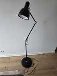 Lampa stojąca czarna