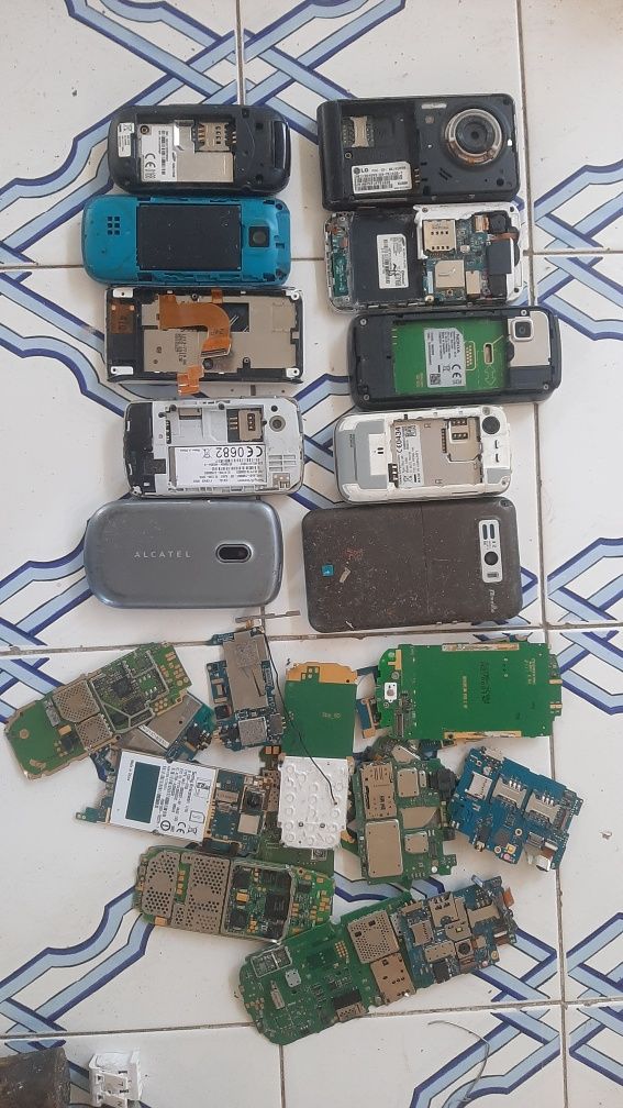Telemóveis antigos e placas de telemóveis