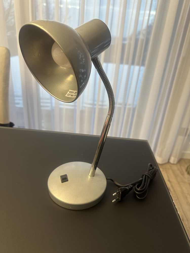 Lampka stojąca na biurko