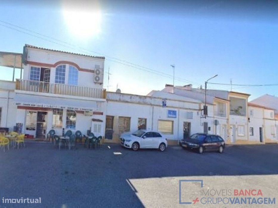 Loja com 330m², situada no centro da Freguesia de Cunheira, Concelh...