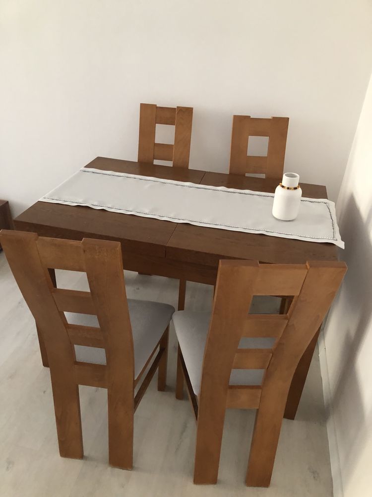 Stół z krzesłami  plus komoda