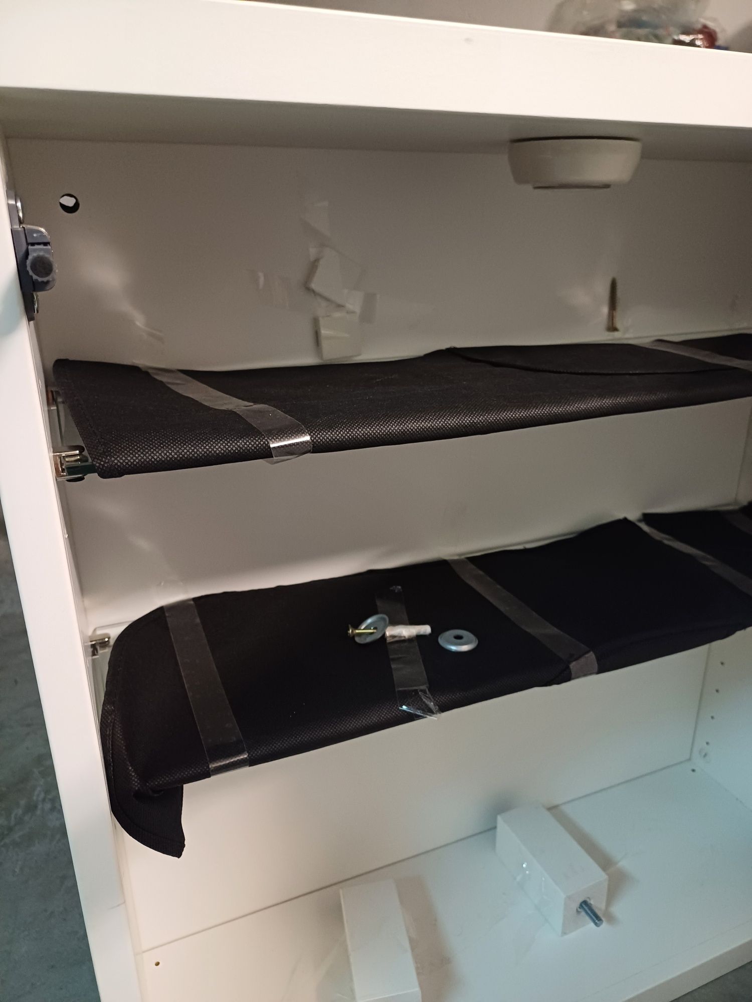 Movel Besta com porta vidro verde