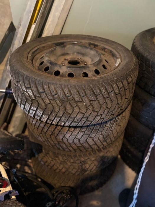 Продам зимові шини з дісками 205-50 R16