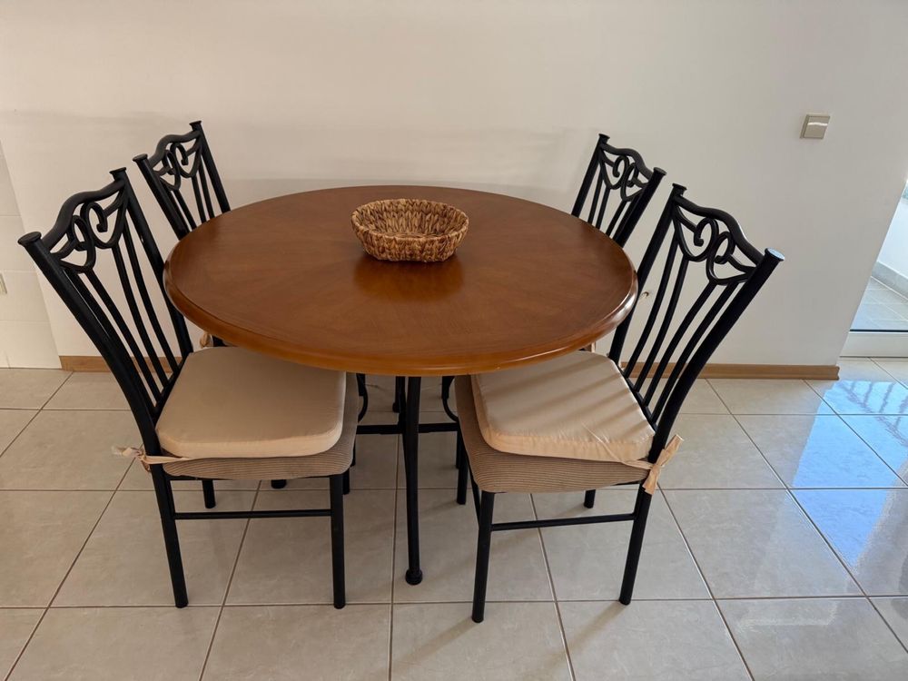 Mesa de sala e 4 cadeiras