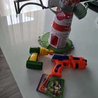 Zabawki dla chłopca wieża, wiertarka pistolet i karty