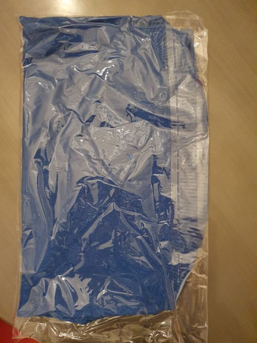 Niebieski cienki sweter