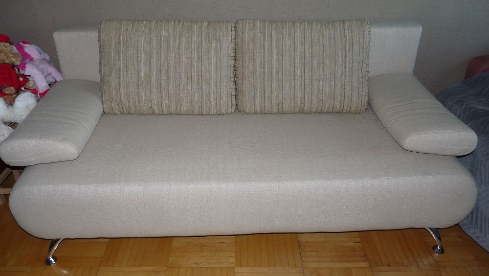 Sofa rozkładana z poduszkami