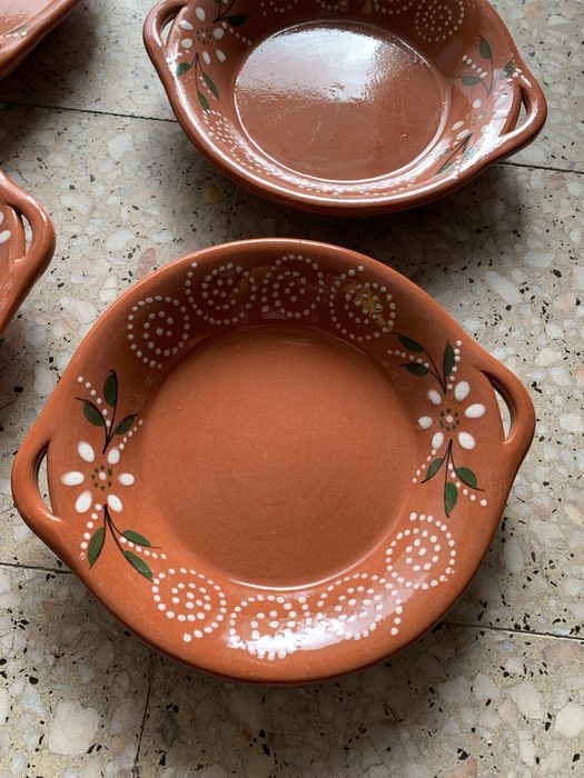 Conjunto de pratos, tacas, azeitoneira e chavenas de barro