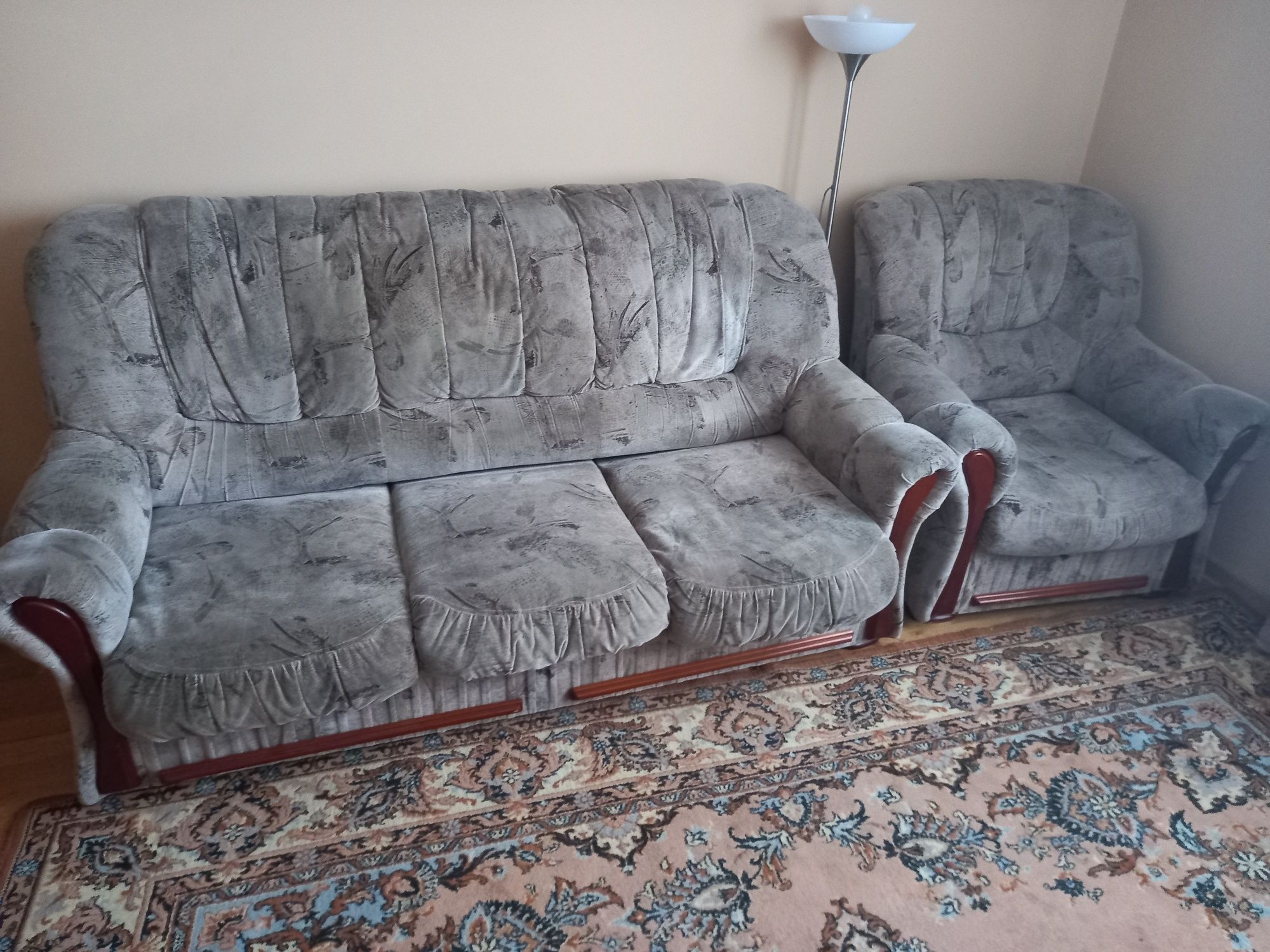 Розкладний диван і два крісла