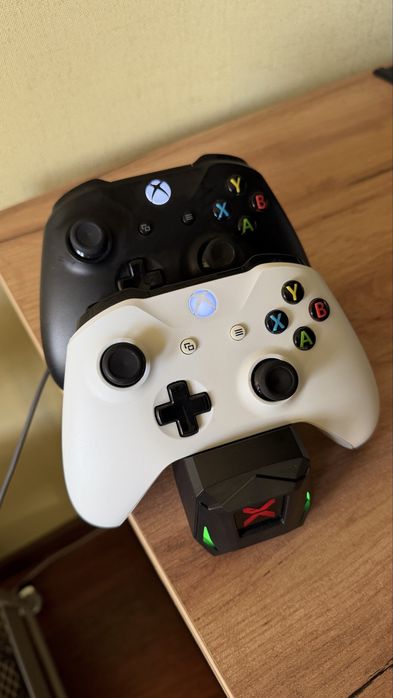 геймпади xbox one + бездротова зарядка