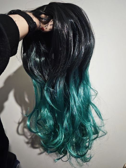 Turkusowo czarna peruka długa