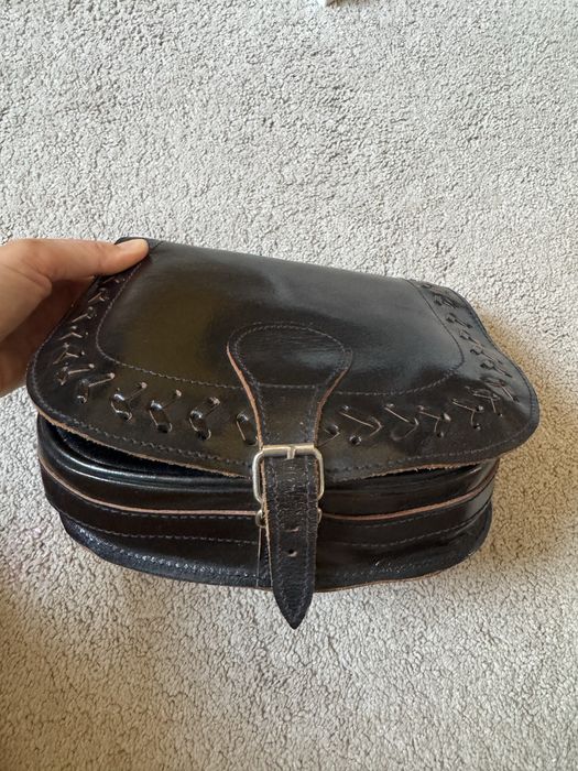 Чорна шкіряна сумка в етно стилі