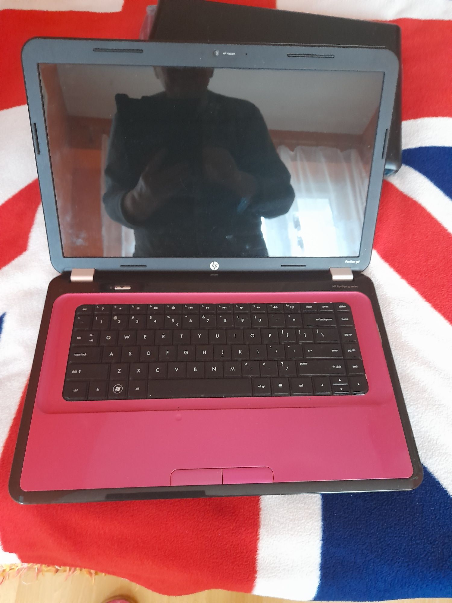 Laptopy czarny i czerwony do sprzedania
