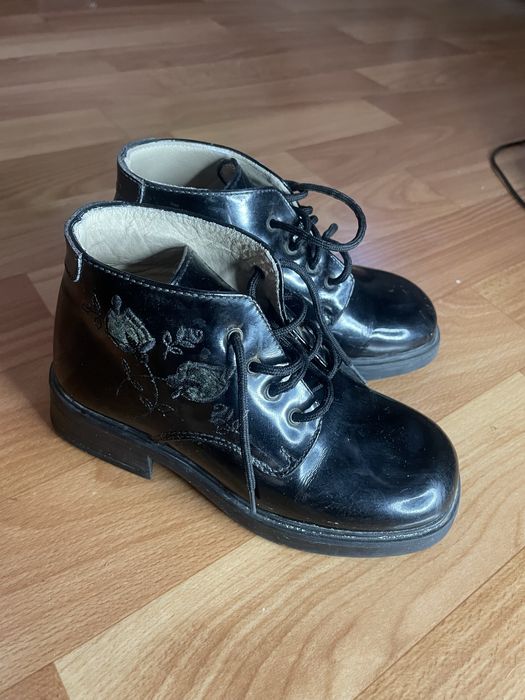 Дитячі чорні лаковані черевички