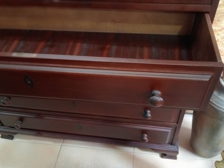 Cómoda ou camiseiro em madeira maciça