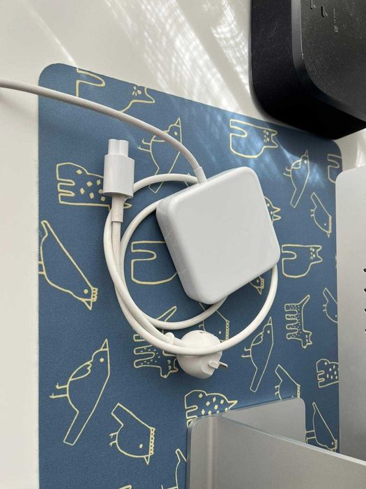 iMac prateado de 24 polegadas com o processador M1 da Apple