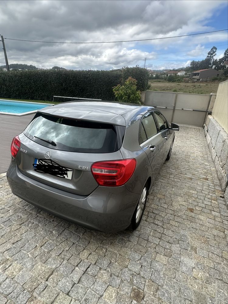 Mercedes A180 com 98600 km reais.