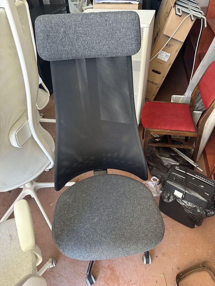 Krzesła biale czarne podłokietniki