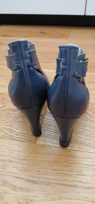 Buty skóra naturalna na koturnie