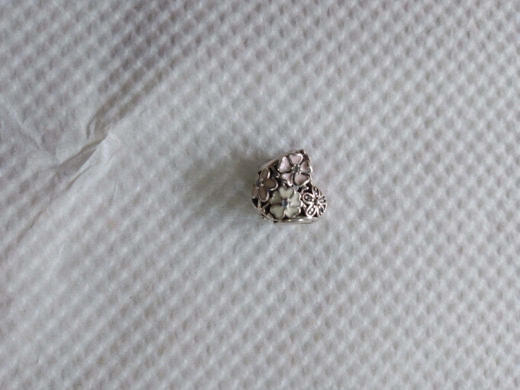 Conta coração com zirconias poeta original da pandora igual a nova