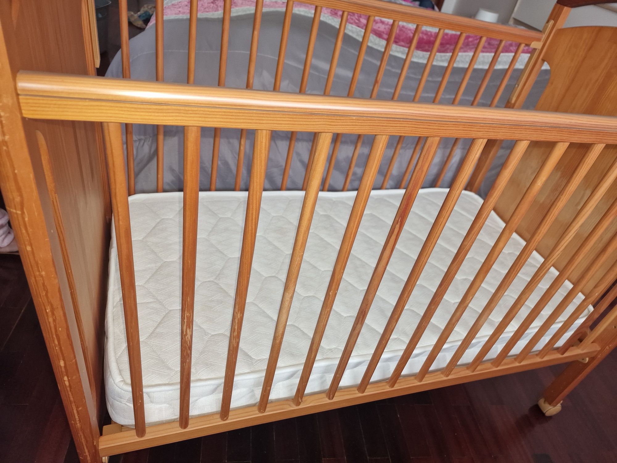 Cama de bebé com colchão
