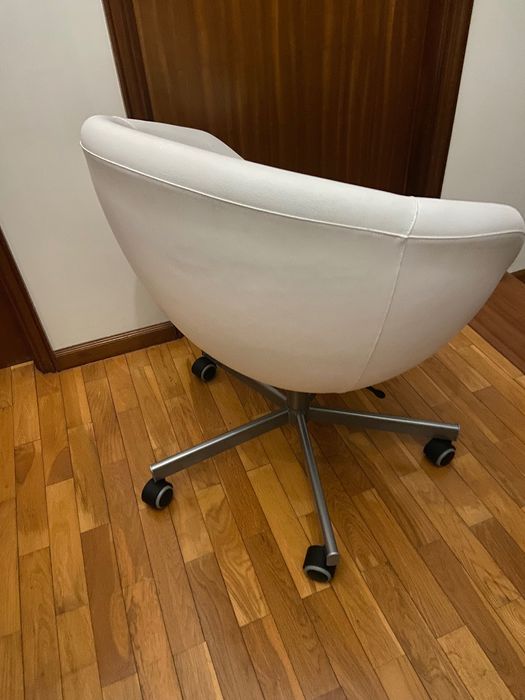 Cadeiras de escritório várias.