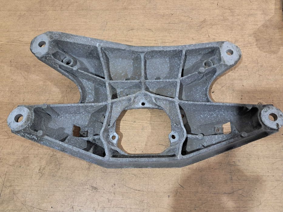 Łapa podpora belka skrzyni biegów AUDI A4 B8 A5 8T