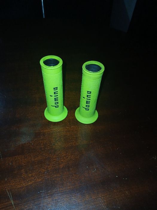 Punhos domino amarelo fluorescente