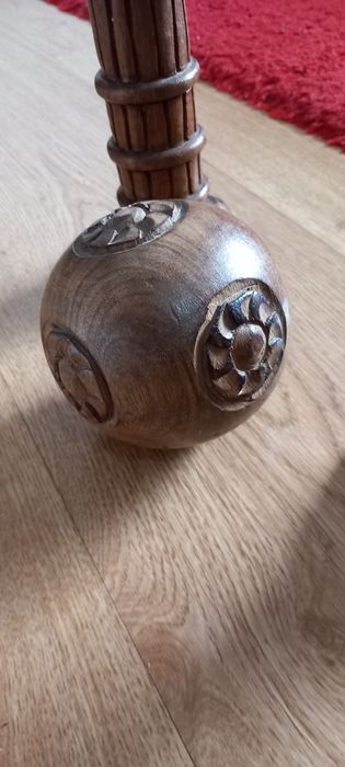 Castiçais de madeira e uma bola decoração