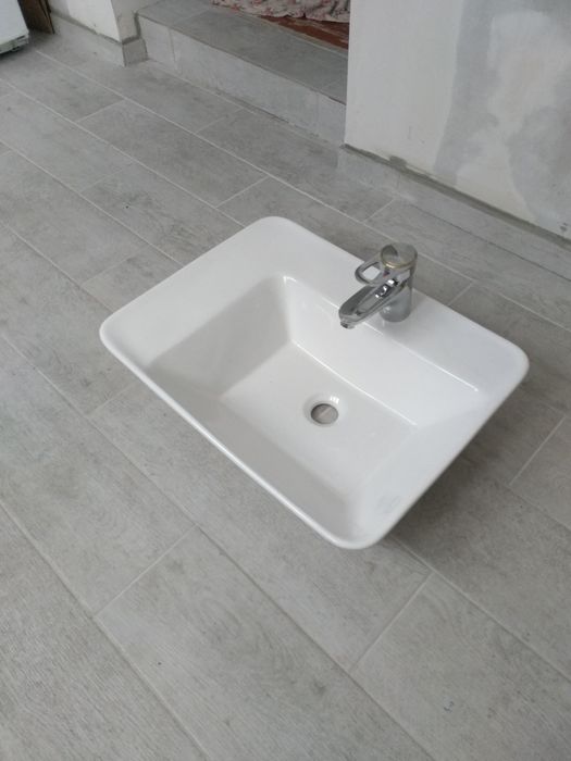 Умивальник, дзеркало, тумба