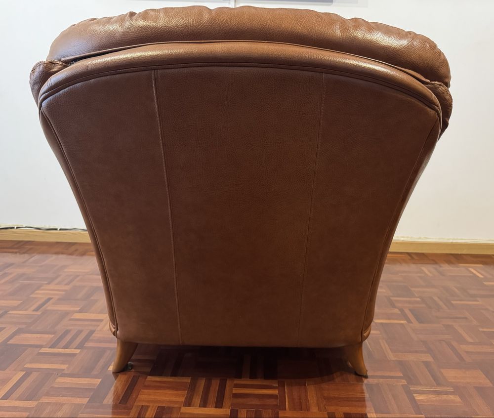 Conjunto de Sofás em Cabedal e Madeira - Impecáveis (3 Peças)